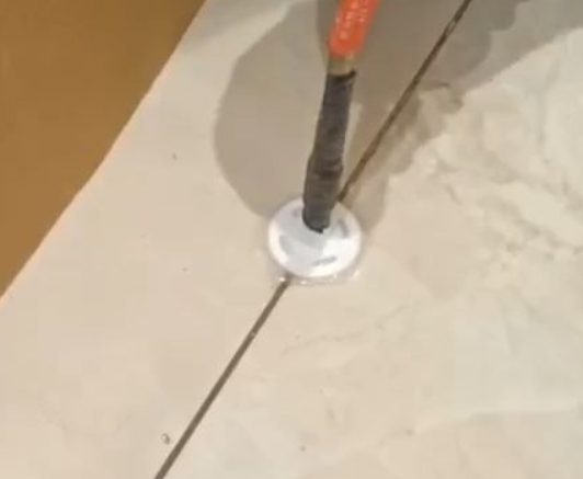 河北瓷砖空鼓维修公司专业解答瓷砖在铺贴过程中，如果没有涂抹均匀到位的粘结材料（如水泥砂浆或瓷砖胶），可能会导致以下问题