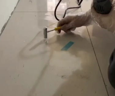 河北瓷砖开裂维修公司专业分享瓷砖在铺贴前如果没有沥干水分，将会导致以下问题