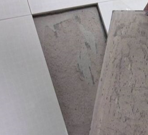 河北瓷砖空鼓维修公司分享瓷砖铺贴时如果打浆（即涂抹在瓷砖背面和基层上的砂浆或瓷砖胶）过少，会带来以下问题